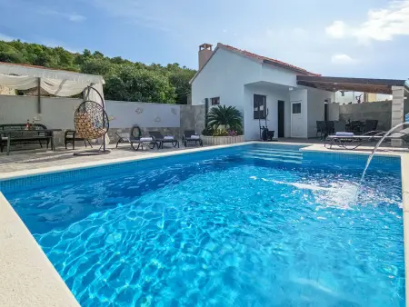 Vinovac – Maison 6 pers. avec piscine privée près de Marina