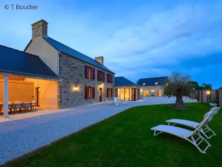 Location gite à Saint Sauveur le Vicomte, Maison de Charme avec Piscine Privée, Salle de Fitness et Sauna