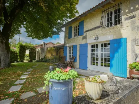Location maison à Lusignac, Maison familiale avec piscine privé et toboggan