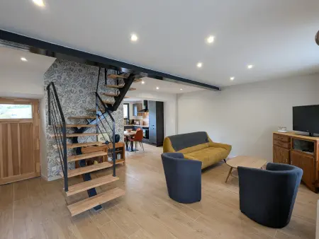 Maison rénovée à Polignac, vue sur le mont : photo 2