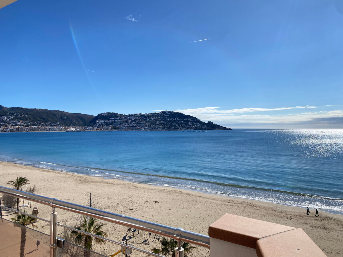 Appartement bord de mer à Roses, vue baie, animaux - Photo 5