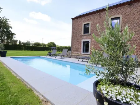 Location maison à Gesves, Gîte familial accueillant avec piscine et sauna.