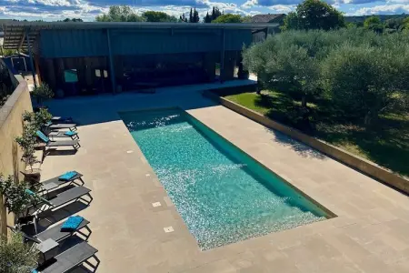 Location appartement à Uzès, Villa provençale avec jardin et piscine