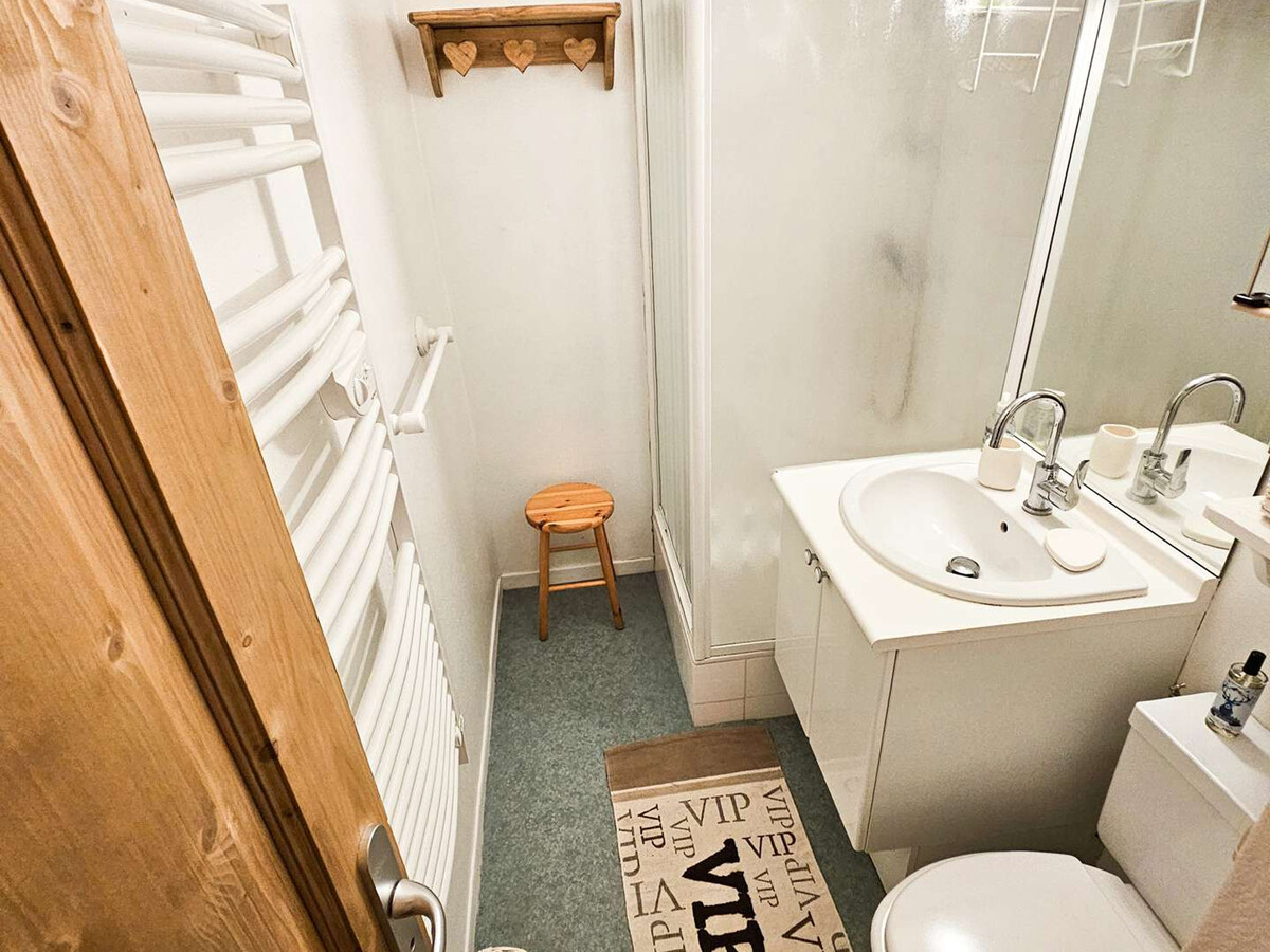 Grand studio lumineux avec WiFi, parking gratuit, proche des pistes - Photo 6