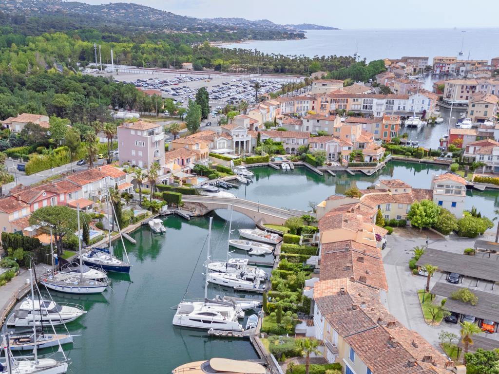 Arlore : Maison de pêcheur au bord de l'eau à Port Grimaud - Photo 1
