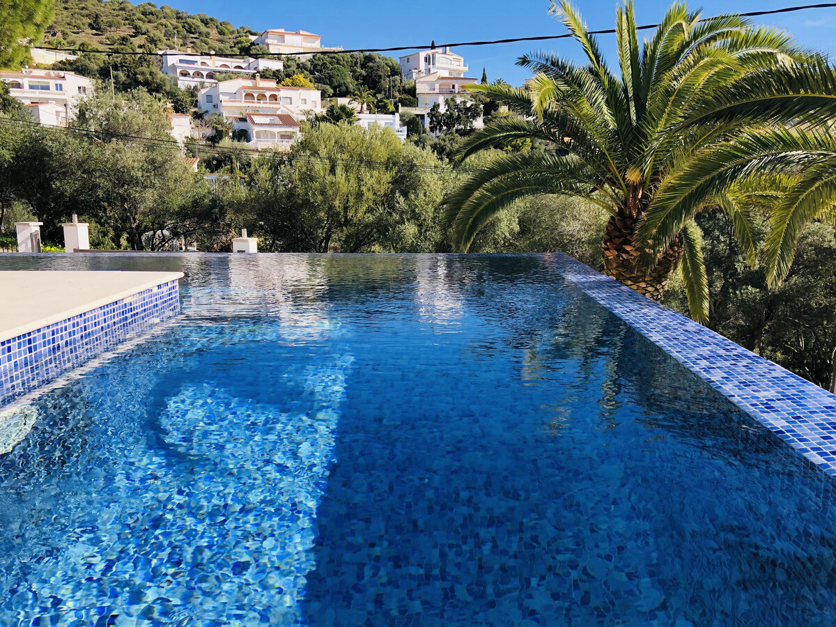 Villa 5 chambres Roses avec piscine débordement et vue mer - Photo 4