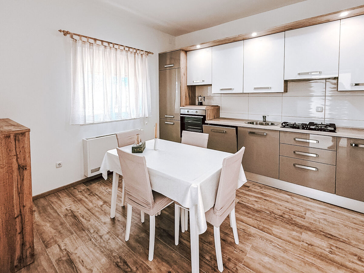 Maison Josip à 550 m de la plage, Starigrad-Paklenica - Photo 2