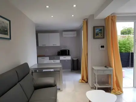 Location appartement à Six Fours les Plages, Studio à Six-Fours-les-Plages avec terrasse – 39 m²