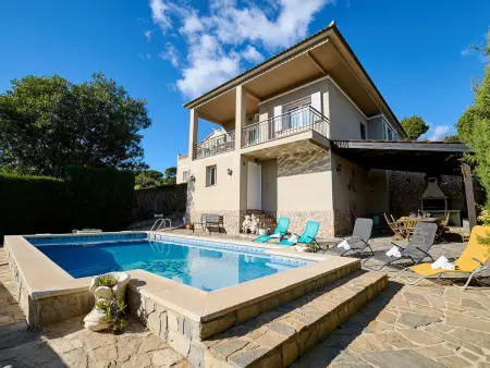 Location villa à Lloret de Mar, Villa pour 8 à Lloret de Mar avec piscine privée, parking et studio indépendant