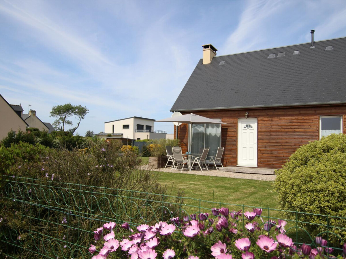 Gîte bois 6 pers. à Montfarville : vue mer et terrasse sud - Photo 1