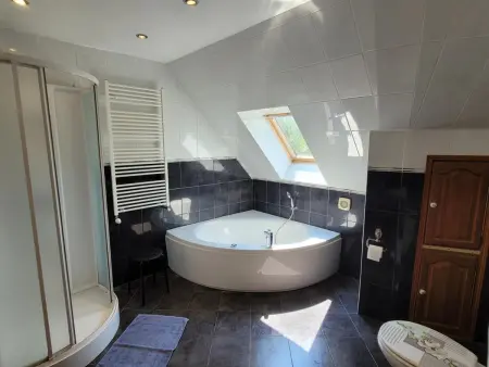 Gîte 15 pers., 6 chambres, piscine chauffée à Isigny-le-Buat : photo 11