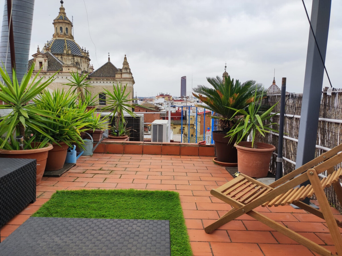 Duplex avec terrasse privée, vue sur l'église Salvador - Photo 1