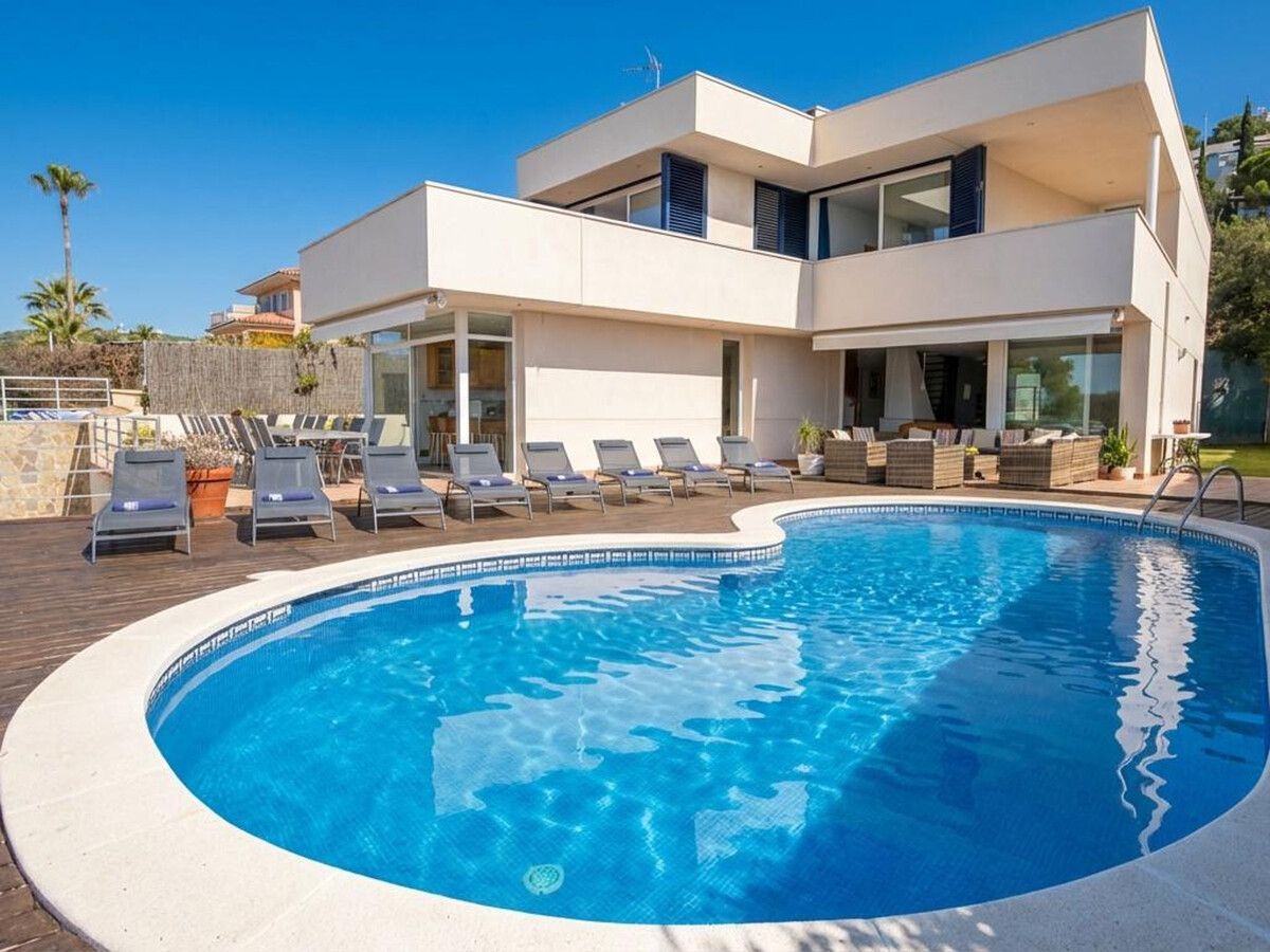 Villa Med à Sitges : 6 chambres, piscine et court de squash - Photo 1