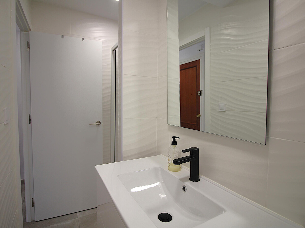 Appartement rénové à 50m de la plage de Grifeu - Photo 18