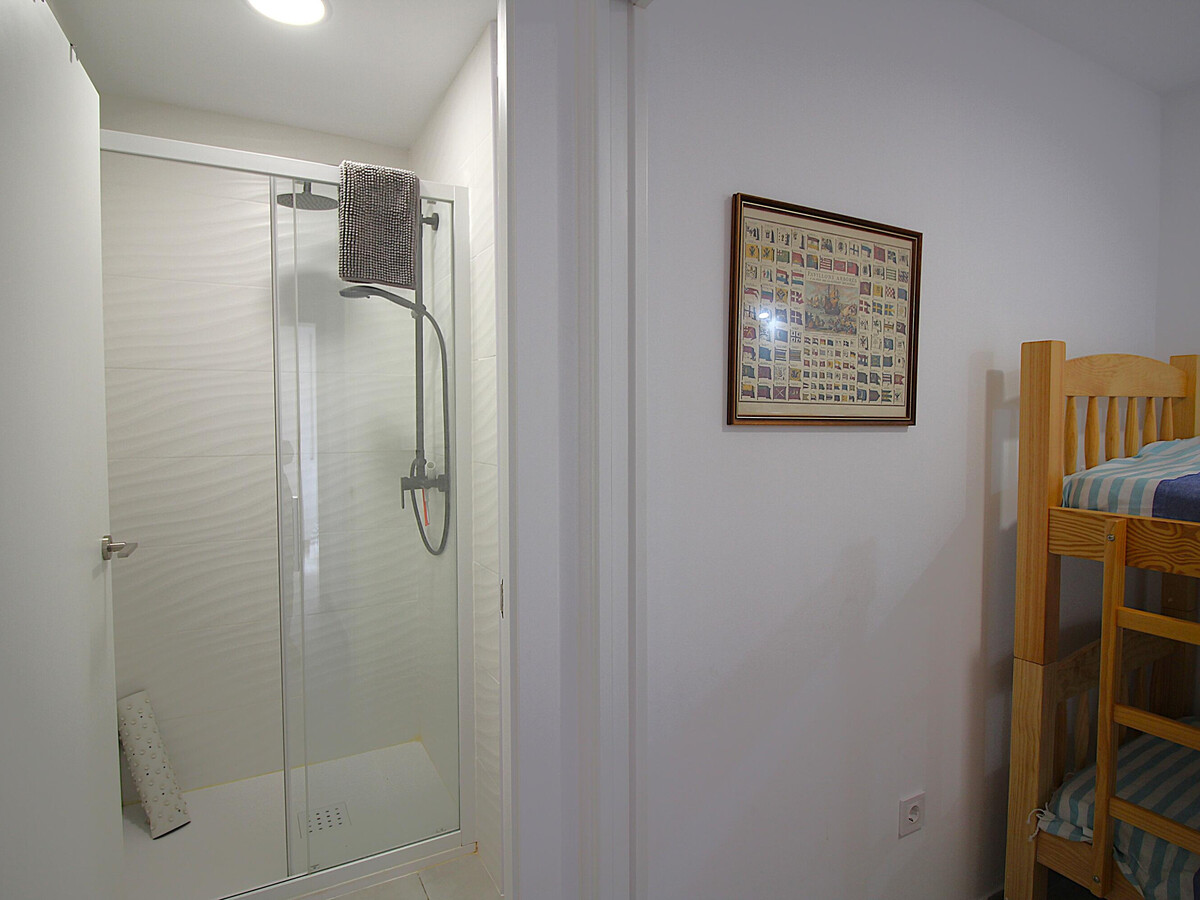 Appartement rénové à 50m de la plage de Grifeu - Photo 19