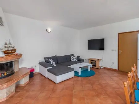 Maison Karlo avec piscine privée à Malinska : photo 10