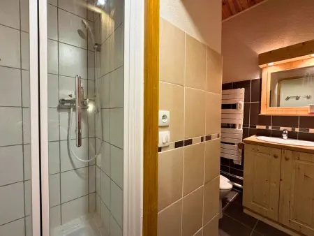 Duplex en mezzanine pour 6, pieds dans la neige aux Menuires : photo 12
