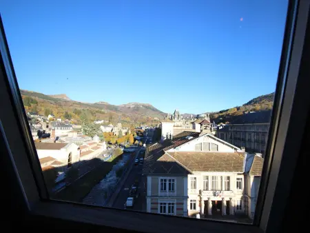 T2 centre La Bourboule, vue, parking, petit chien OK : photo 9