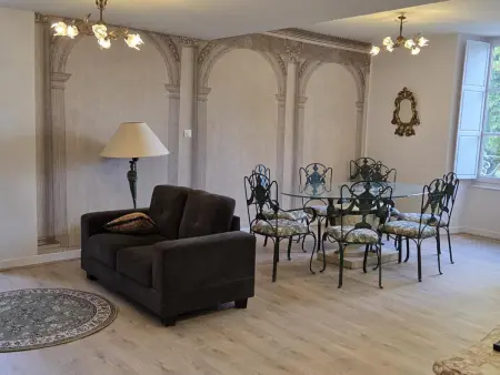 Location appartement à Louchy Montfand, Gîte paisible dans château avec jardin, climatisation