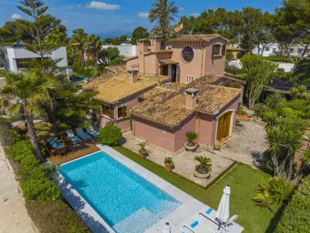 Location villa à Playa de muro, Villa spacieuse avec piscine et Wi-Fi, face à la mer