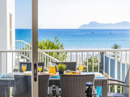 Location appartement à Port d'Alcúdia, Appartement confortable 3 chambres en bord de plage avec vue mer et climatisation à Alcudia