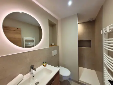 Chalet familial rénové, proche centre, capacité 12, parking, WiFi - Photo 5