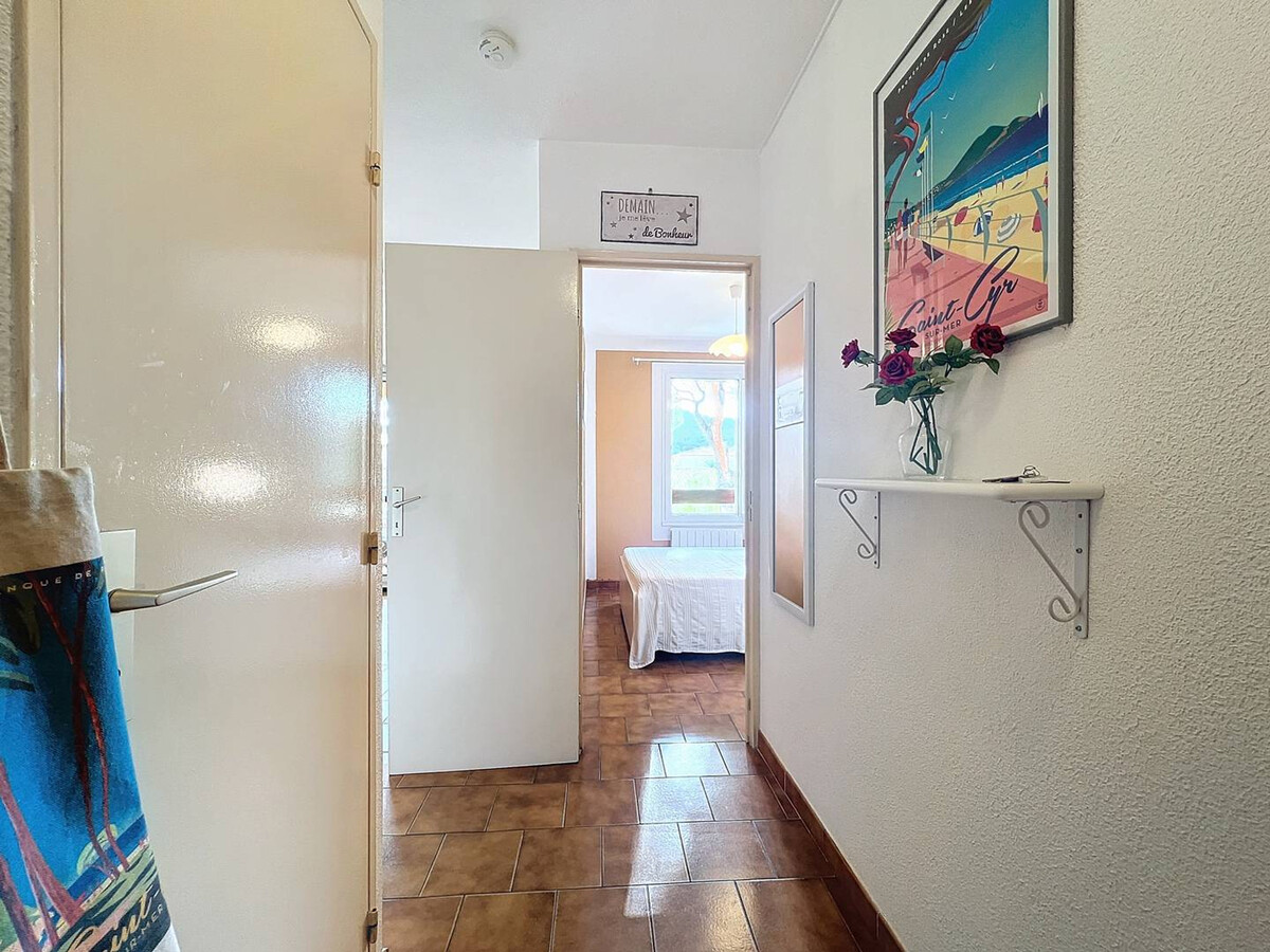 Appartement T2 Saint-Cyr-sur-Mer, terrasse vue collines - Photo 16