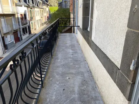Appartement central avec balcon à La Bourboule : photo 4