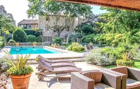 Location maison à Thézan des Corbières, Authentique maison piscine