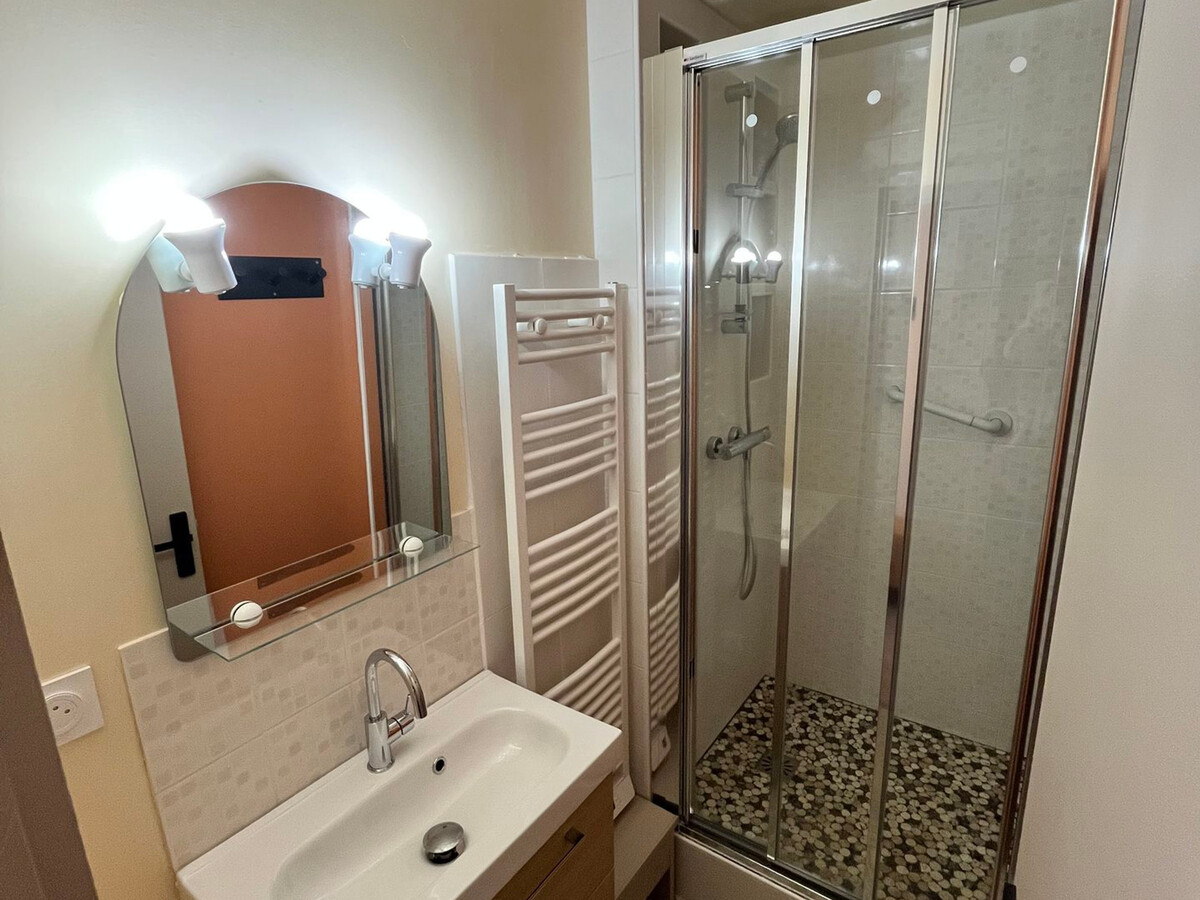 Studio rénové 28 m² avec balcon, parking privé, accès pistes - Photo 11