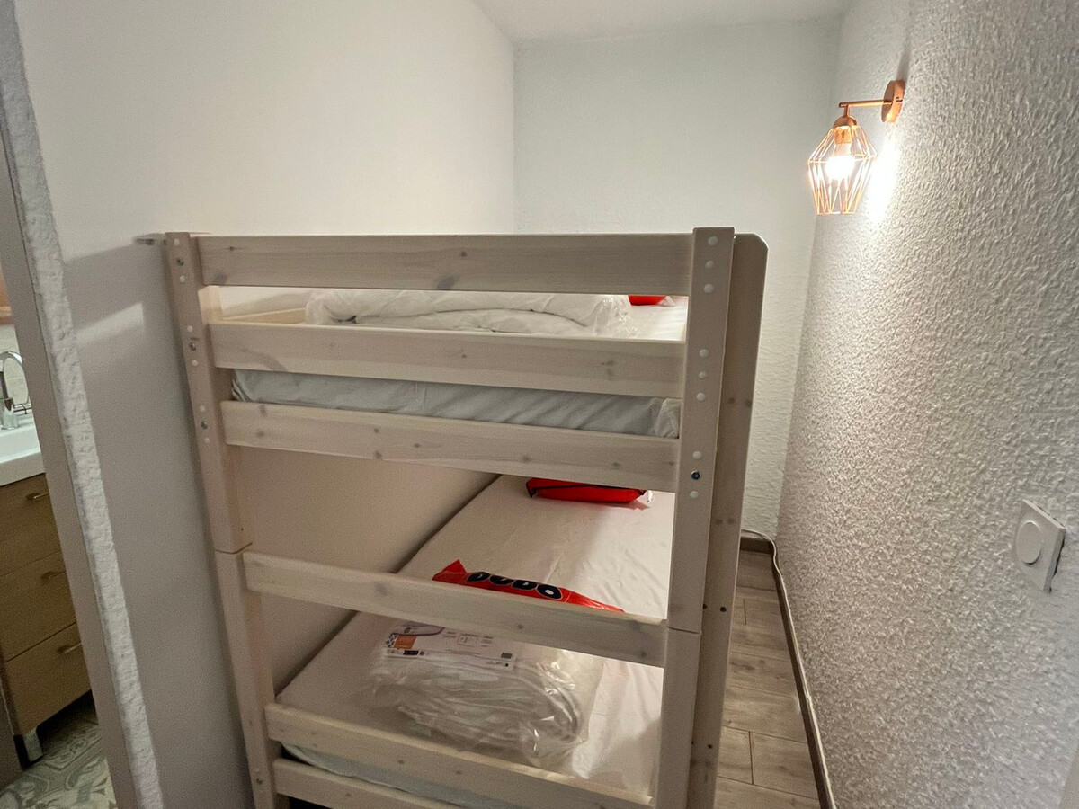 Studio rénové 28 m² avec balcon, parking privé, accès pistes - Photo 13