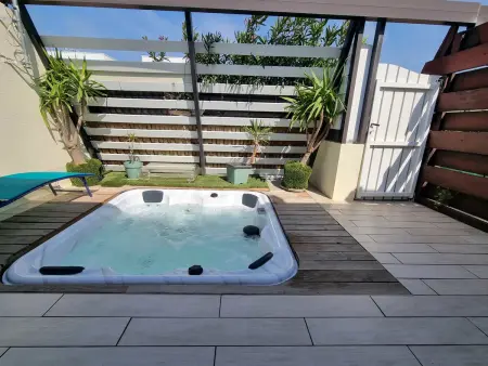 Location villa à Cap d'Agde, Villa climatisée avec jacuzzi et parking privé, près de la plage pour 2 personnes