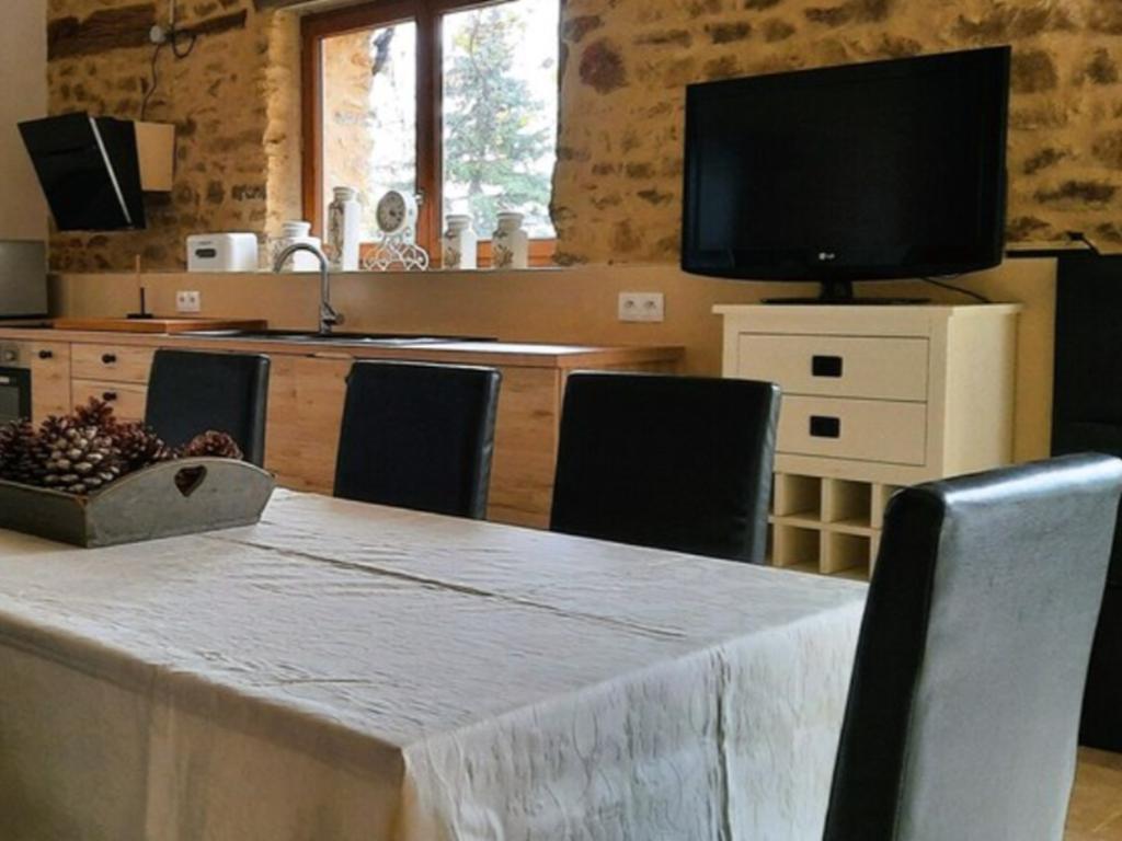Maison avec piscine privée chauffée aux Salles-Lavauguyon - Photo 13