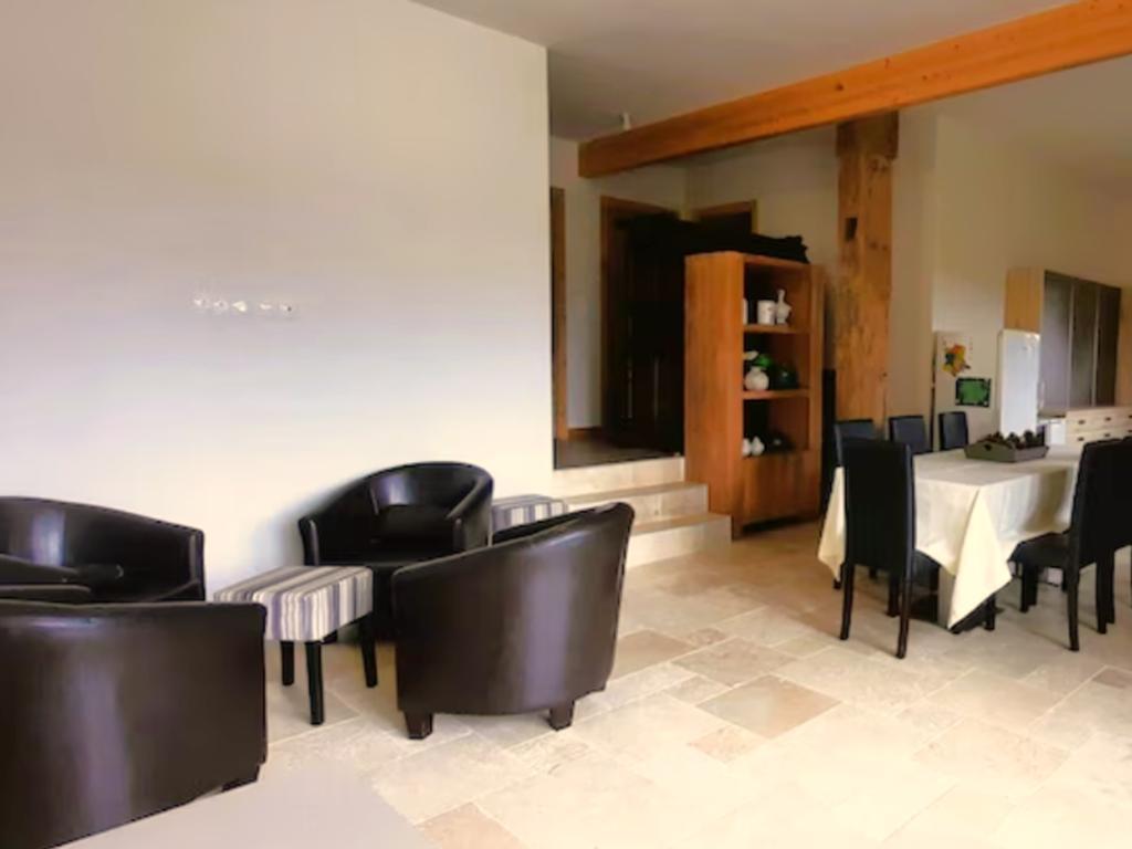 Maison avec piscine privée chauffée aux Salles-Lavauguyon - Photo 16