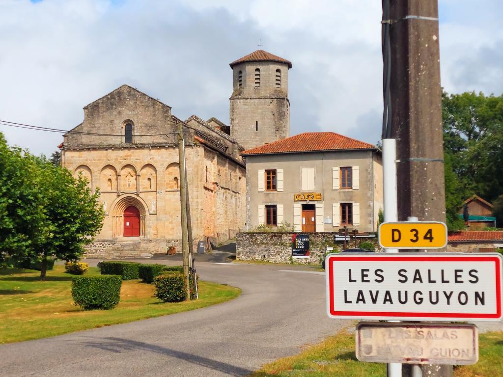 Maison avec piscine privée chauffée aux Salles-Lavauguyon - Photo 28