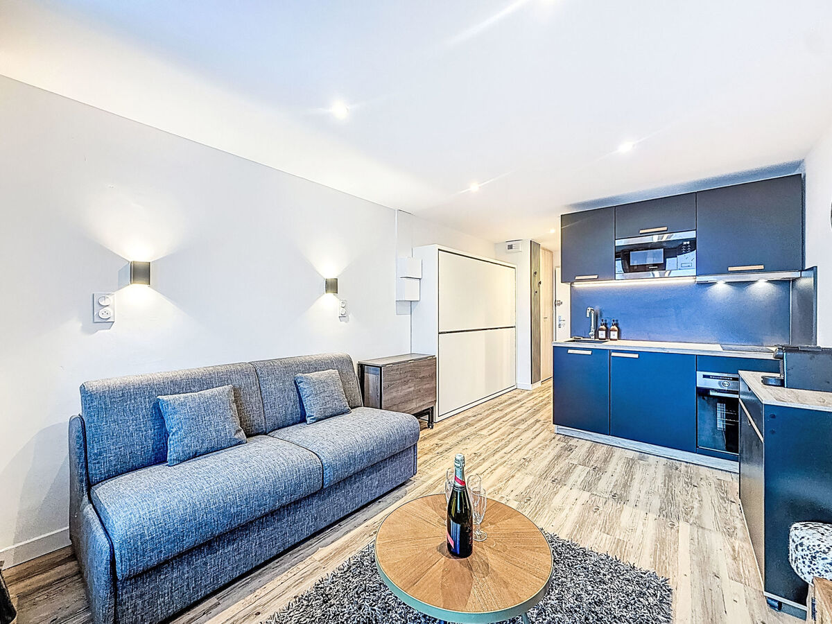 Studio rénové 22 m² balcon sud-ouest, 200 m des pistes - Photo 2