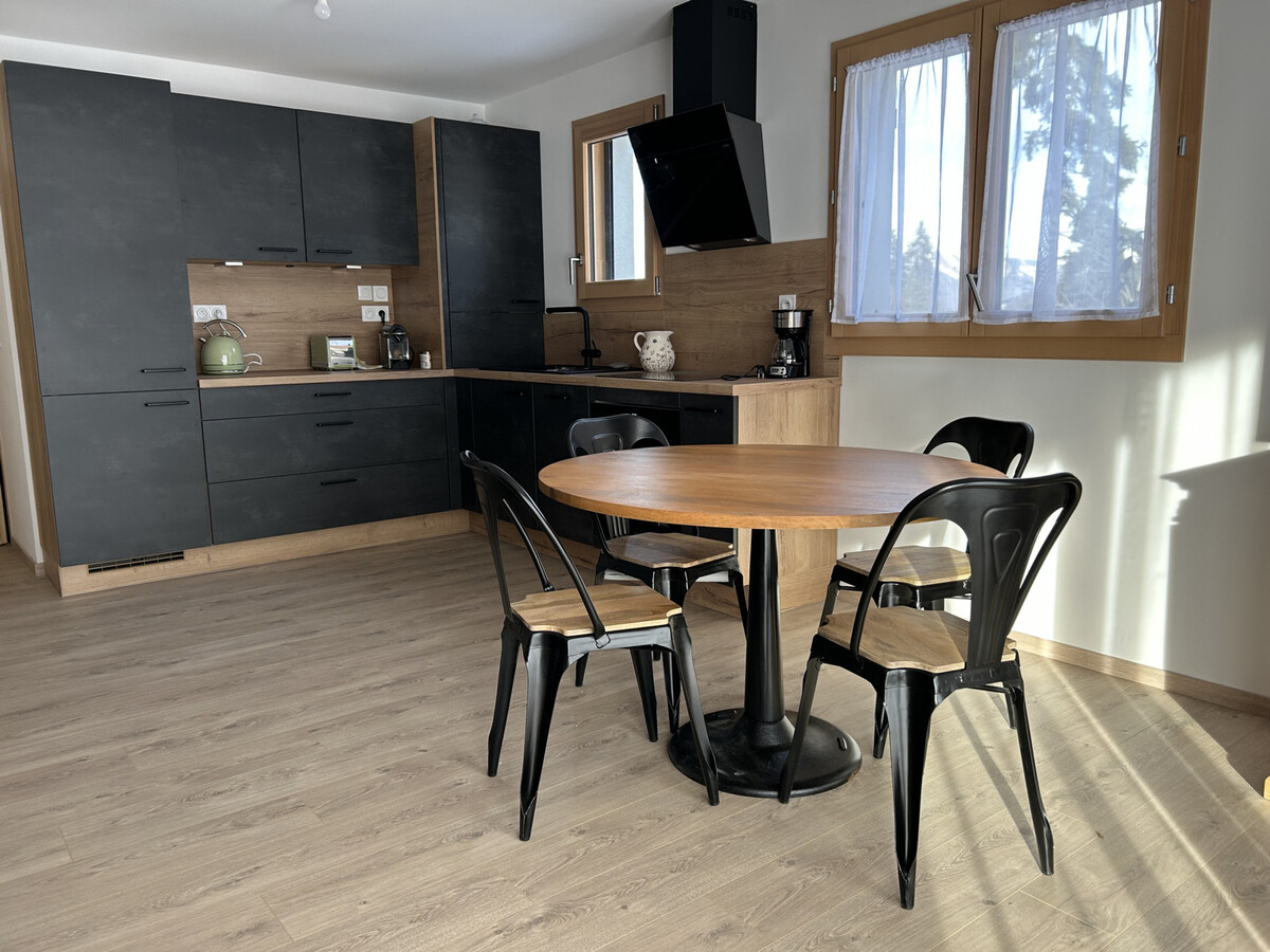 Appartement 2 chambres, cuisine équipée, parking couvert - Photo 1