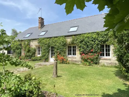 Location gite à Saint Evroult Notre Dame du Bois, Longère spacieuse avec jardin à Saint-Evroult, animaux admis sur demande