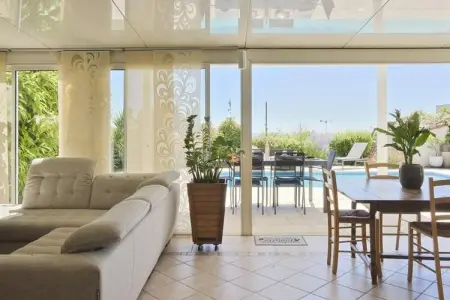 Location appartement à Antibes, Villa à Antibes avec piscine et vue sur la mer