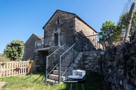 Location appartement à FRAISSINET DE FOURQUES, Gîte en Lozère avec piscine partagée
