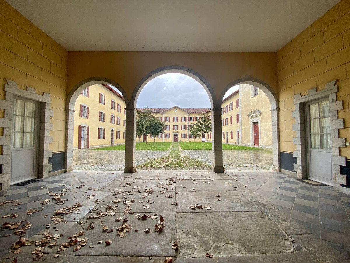 T2 dans ancien séminaire à Larressore, parking privé - Photo 14