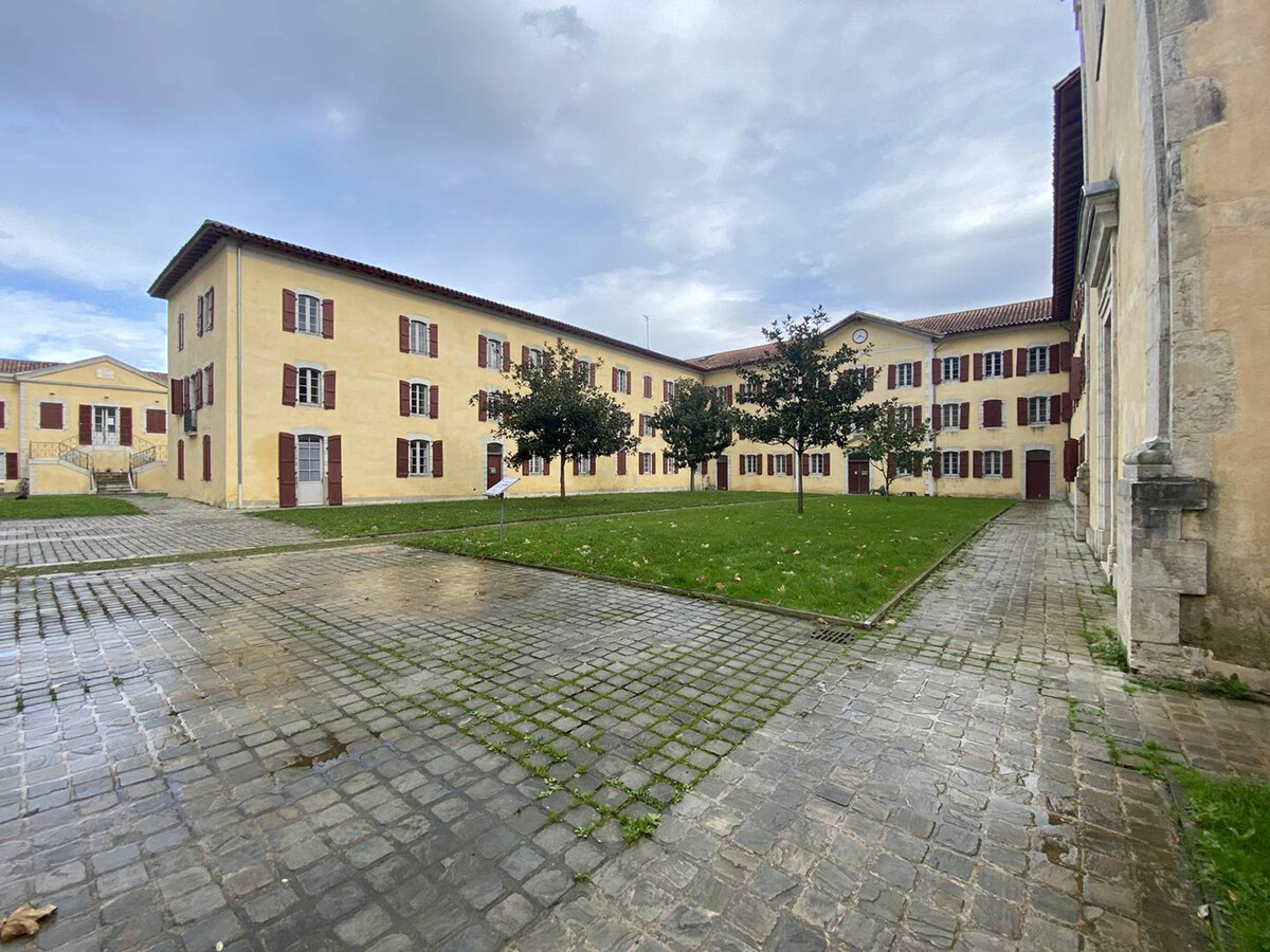 T2 dans ancien séminaire à Larressore, parking privé - Photo 15