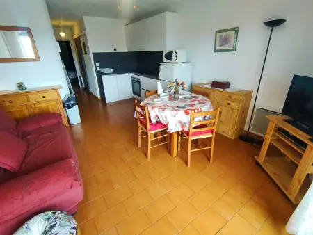 T2 classé 2* avec balcon sud, parking et vue port : photo 3