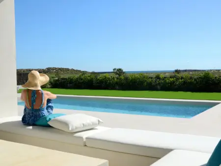 Villa contemporaine Mas Pinell, accès plage direct et piscine : photo 9