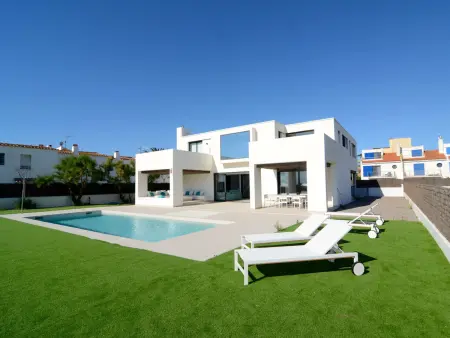 Villa contemporaine Mas Pinell, accès plage direct et piscine : photo 10