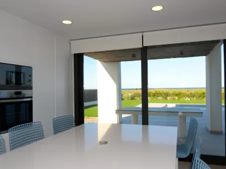 Villa contemporaine Mas Pinell, accès plage direct et piscine : photo 18