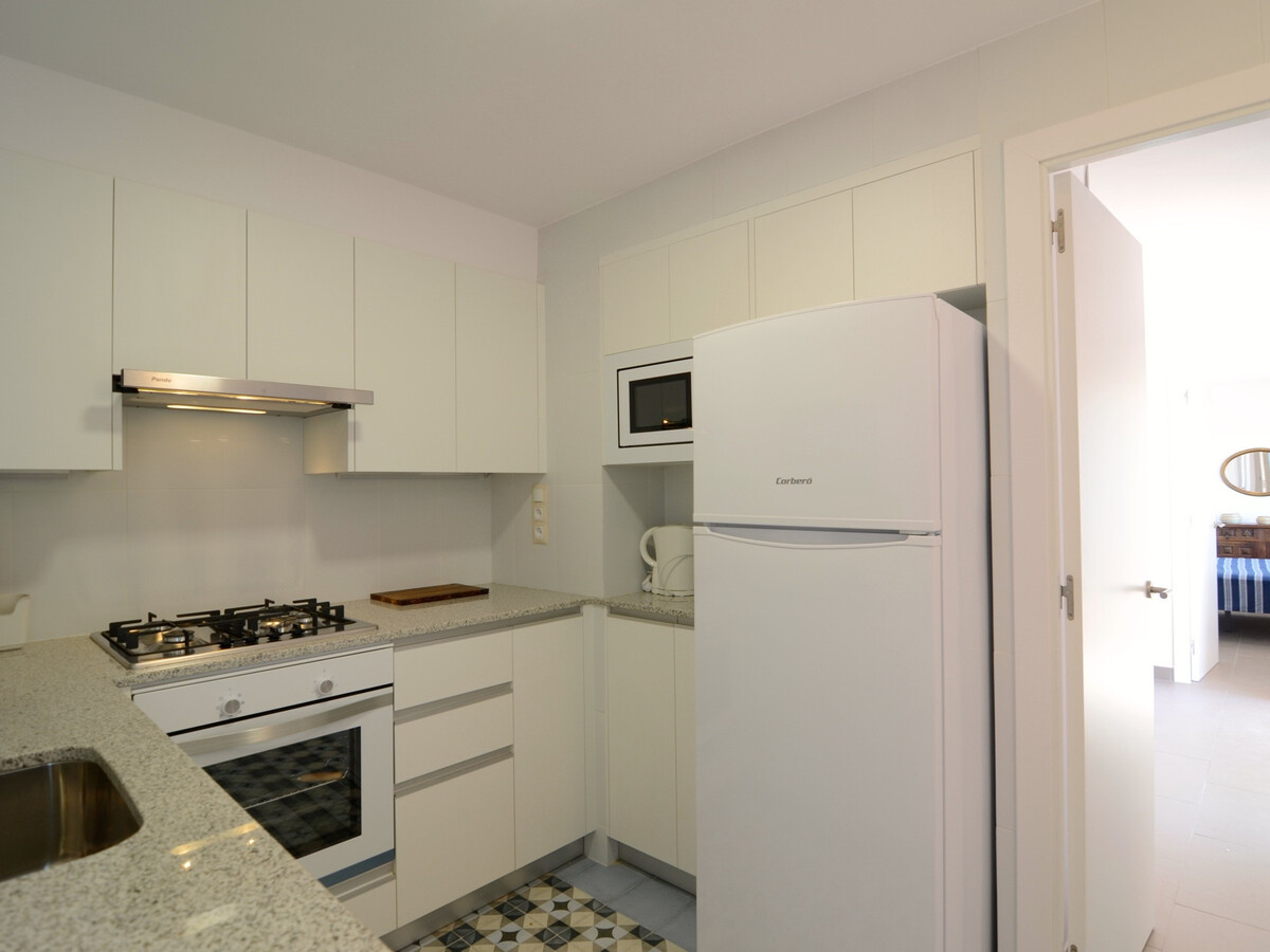Appartement rénové face plage, piscine, parking - Photo 8
