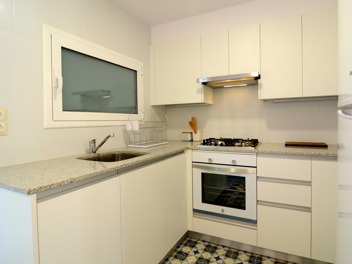 Appartement rénové face plage, piscine, parking - Photo 9