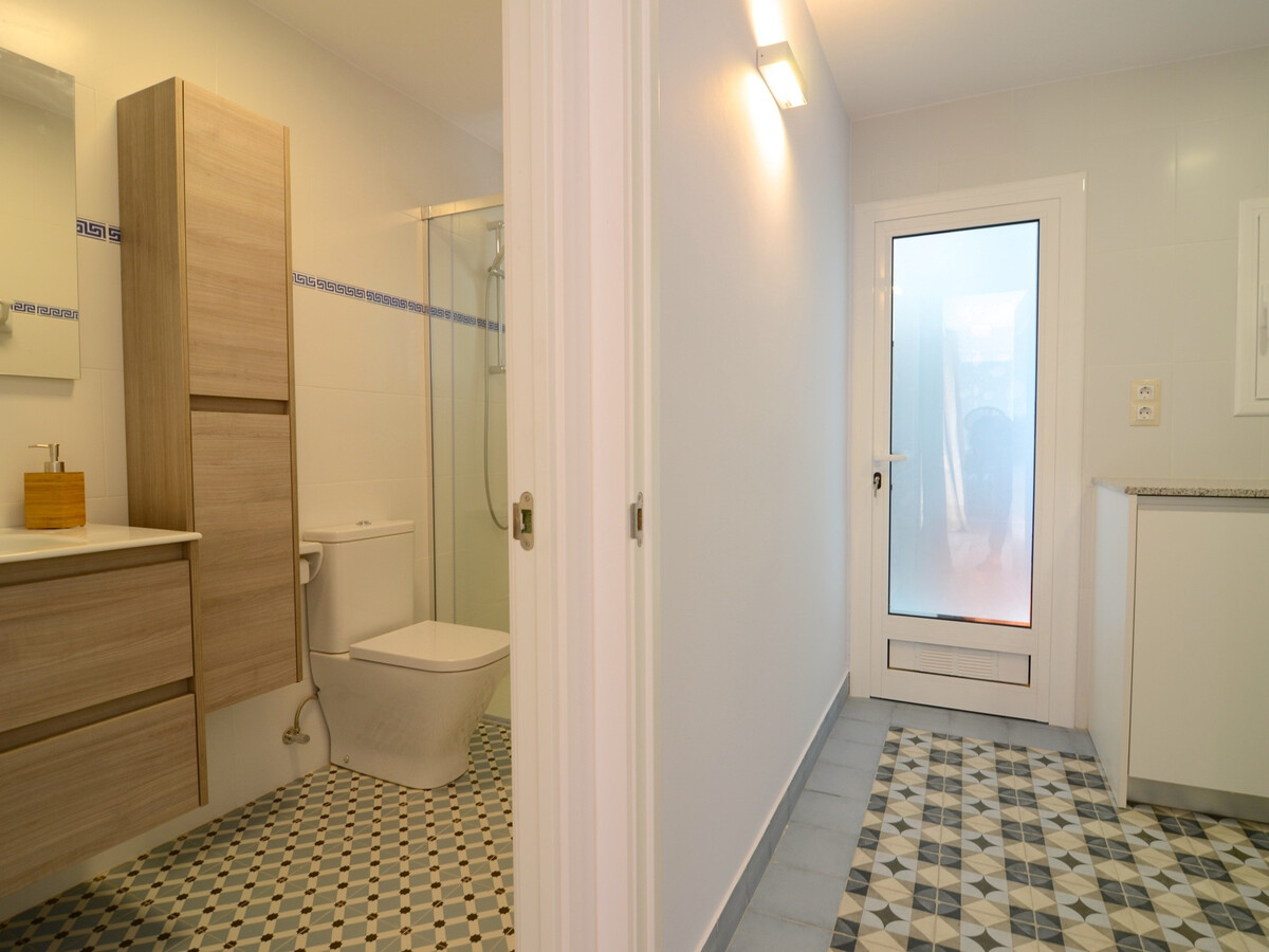 Appartement rénové face plage, piscine, parking - Photo 14