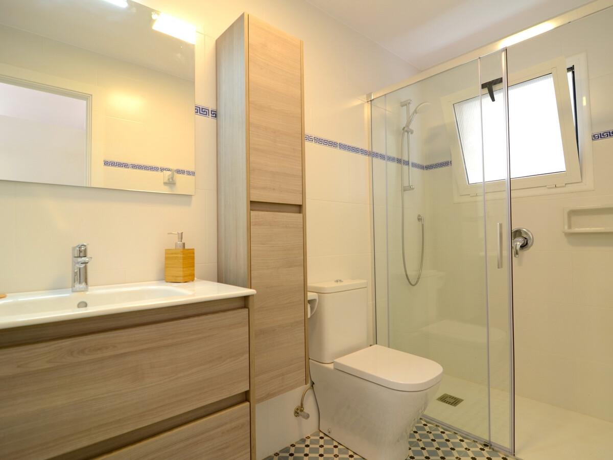 Appartement rénové face plage, piscine, parking - Photo 15